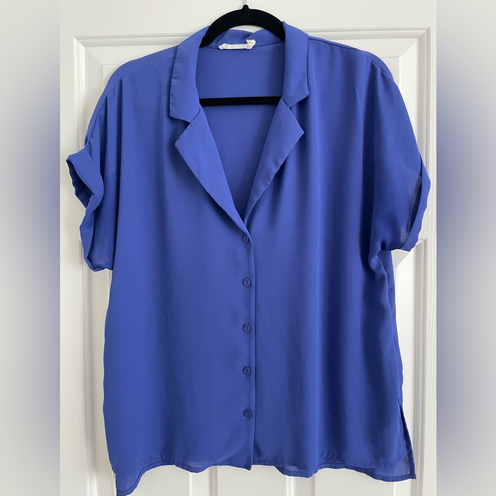 Women’s purple blouse. Short sleeved. Excellent condition. Polyester. Size L